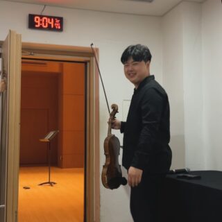 ๐ปA memorable recital this summer @ilshinhall
It is a huge milestone and a challenge for all violists to play the whole Ligeti Sonata in a concert. And especially when itโs paired with Hindemith and other contemporary pieces. Special thanks to Eunbit to shine the stage playing a wonderful Duo together!
So happy to finally have done to play the whole Ligeti for the first time and hopefully many more to come!
#ligeti #lovehate #hindemith #korea #viola
์ด๋ฒ ์ฌ๋ฆ ์ผ์ ํ์์ ์์ฃผ ๋์ ์ ์ธ ํ๋ก๊ทธ๋จ์ผ๋ก ๋
์ฃผํ๋ฅผ ๊ฐ์ก์์ต๋๋ค! ๋ฆฌ๊ฒํฐ ์๋ํ๋ฅผ ์ ์
์ฅ์ผ๋ก ์ฐ์ฃผํ๋ ๊ฒ์ ๋ชจ๋ ๋น์ฌ๋ฆฌ์คํธ๋ค์๊ฒ ํฐ ๋์ ์ด์ ๋ฒํท๋ฆฌ์คํธ๋ผ๊ณ ๋ ํ ์ ์๋๋ฐ ์ด๋ฒ ๊ธฐํ์ ๊ทธ ๋์ ์ ํ๊ฒ ๋์ด ์ ์๊ฒ ์์ฃผ ๋ป๊น์ ์ฐ์ฃผ์์ต๋๋ค. ํน๋ณํ ์ ์ ํจ๊ป ๋์ค๋ก 2๋ถ ๋ฌด๋๋ฅผ ๋น๋ด์ค ์๋น์ด๊ฒ ๊ฐ์ฌ๋ฅผ ์ ํ๋ฉฐ ์ฐ์ฃผํ๋์ด๋ ๋ฃ๋์ด๋ ์ด๋ ค์ด ํ๋ก๊ทธ๋จ์ด์์ง๋ง ์ด๋ฒ ํ๋ก๊ทธ๋จ์ ์ ๊ทน์ ์ผ๋ก ์ง์ํด์ฃผ์ @ilshinhall ๊ด๊ณ์๋ถ๋ค๊ณผ ์ค์ ๋ชจ๋ ๊ด๊ฐ๋ถ๋ค๊ป ๊ฐ์ฌ๋๋ฆฝ๋๋ค!!
#๋น์ฌ๋ผ ์ผ์ ํ #๋
์ฃผํ #๋ฆฌ๊ฒํฐ