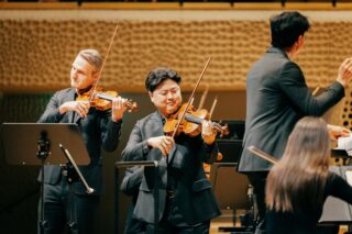 🤩 What a moment it was!
“The soloists are excellent, engaging in a lively musical dialogue that had the audience cheering already at intermission.”
— Hamburger Abendblatt —
It was a dream come true to make my debut as a soloist at the Elbphilharmonie. And what made it even more special was sharing the stage with my wonderful new colleagues.
Thank you, Konradin, Aziz @shokhakimov, and @staatsorchesterhamburg for this unforgettable musical moment. And thank you to @sallybeamishmusic for creating such a playful and imaginative re-write of Mozart.
Last but not least, thank you to the entire orchestra team for the opportunity and for placing your trust in me for this special project.
This is a moment I will treasure for a very long time.
Thank you everyone ❤️
ZEITSPIEL SIEBEN @elbphilharmonie
29-30. 03. 2026
W. A. Mozart / Sally Beamish
Sinfonia concertante in E-flat major, KV 364
I. Allegro maestoso
II. Andante lacrimoso (Sally Beamish, World Premiere)
III. Presto giocoso (Sally Beamish, World Premiere)
📸 @staatsorchesterhamburg @maximilianprobst